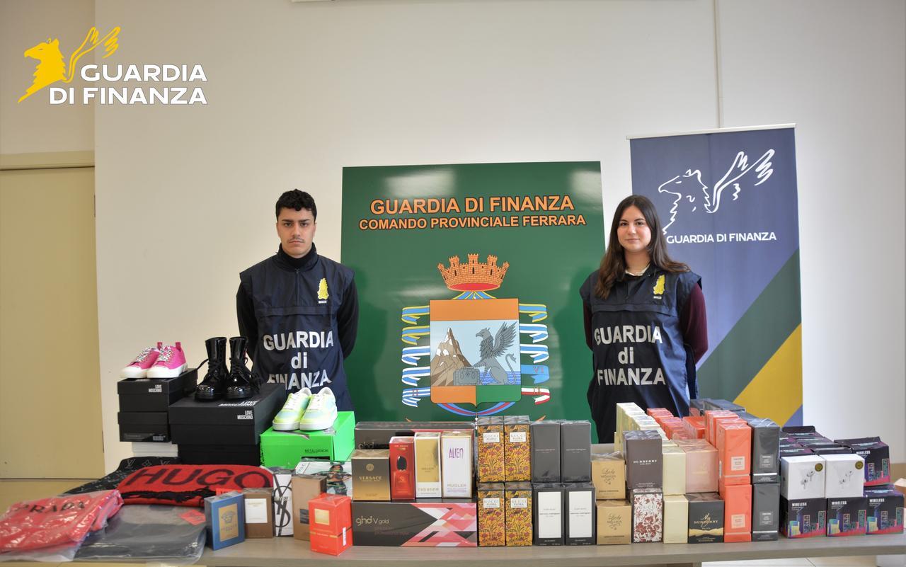 Prodotti falsi venduti online, sequestrati a Ferrara oltre novemila profumi