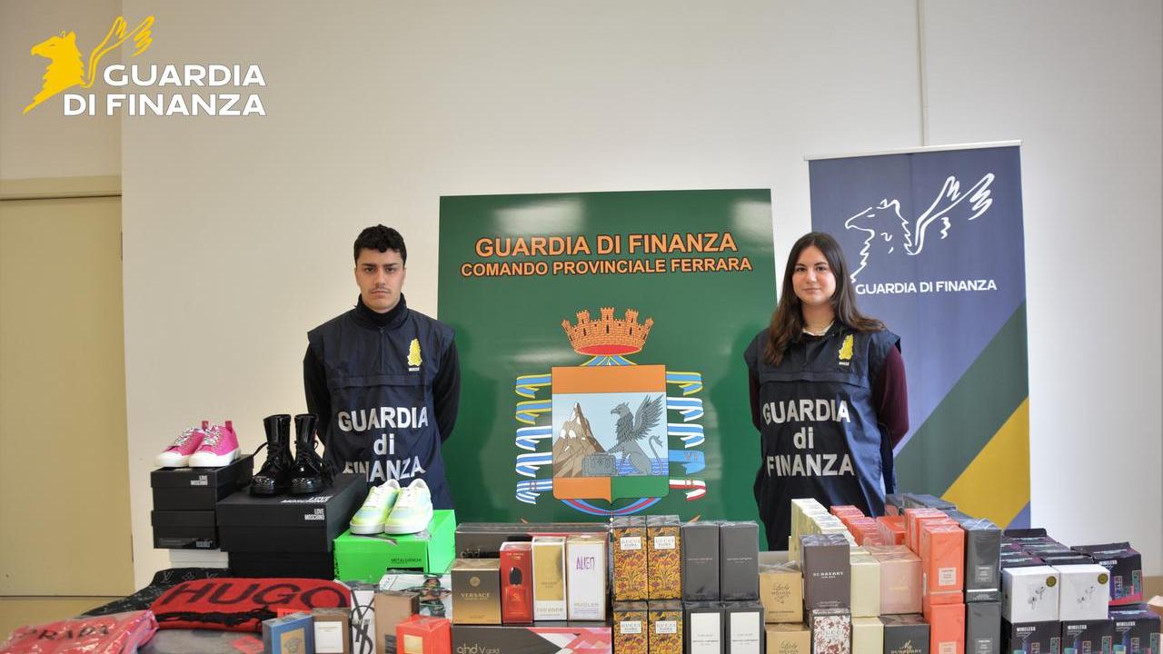 Prodotti falsi venduti online, sequestrati a Ferrara oltre novemila profumi