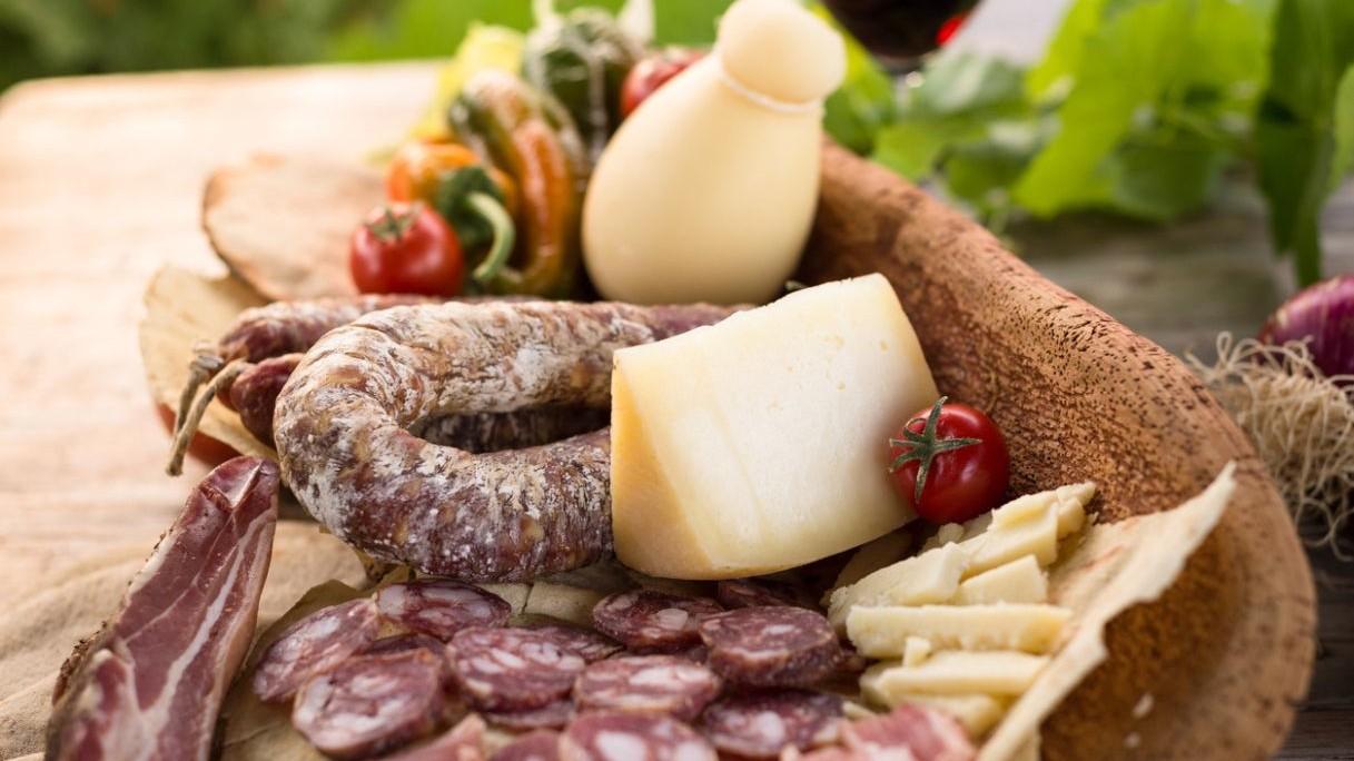 Stop a salsiccia e pecorino in valigia: Londra li vieta