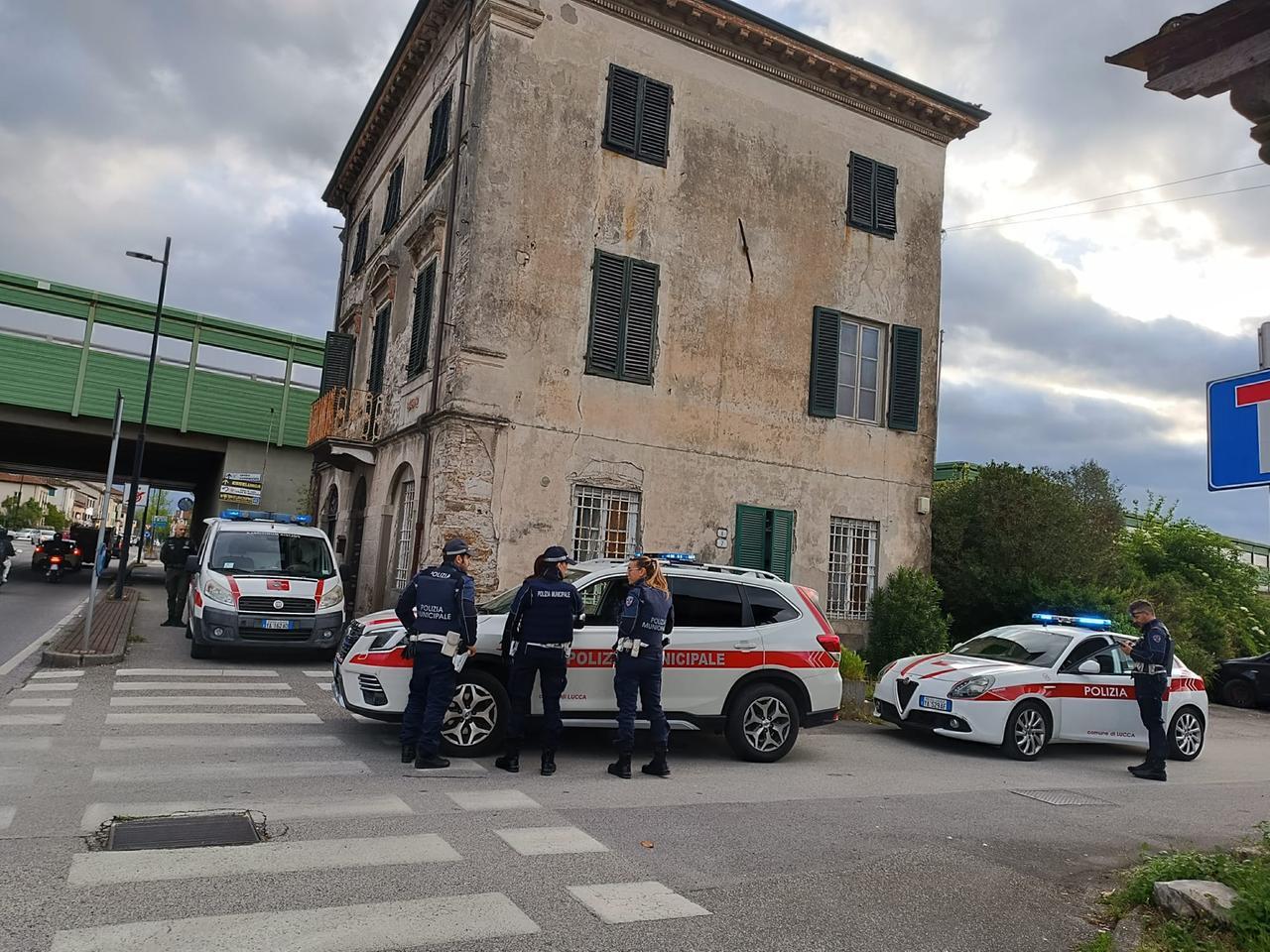 Lucca, sgomberati immobile occupato abusivamente: due denunciati