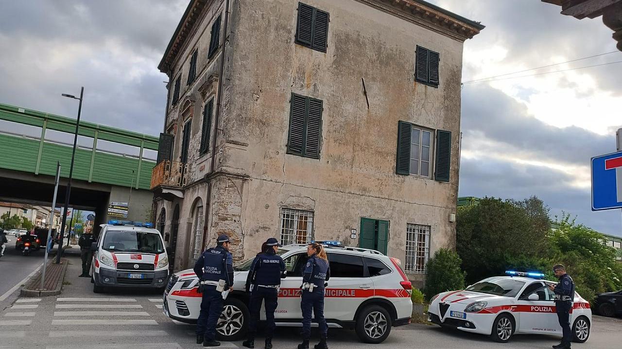 Lucca, sgomberati immobile occupato abusivamente: due denunciati