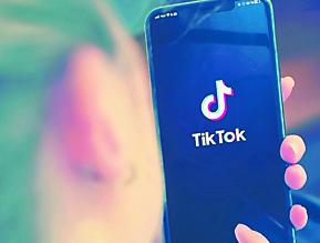 Dai domiciliari minacciava di morte sui social un TikToker milanese: arrestato un 45enne