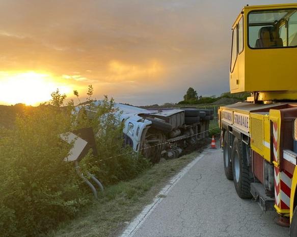 Camion si ribalta a Villanova. Si riaccende il dibattito sulla centrale a biometano: “Strada troppo stretta”