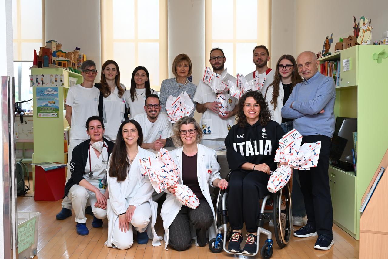 Ana Maria Vitelaru porta le uova di cioccolato di Apro ai bambini della Pediatria del Santa Maria Nuova