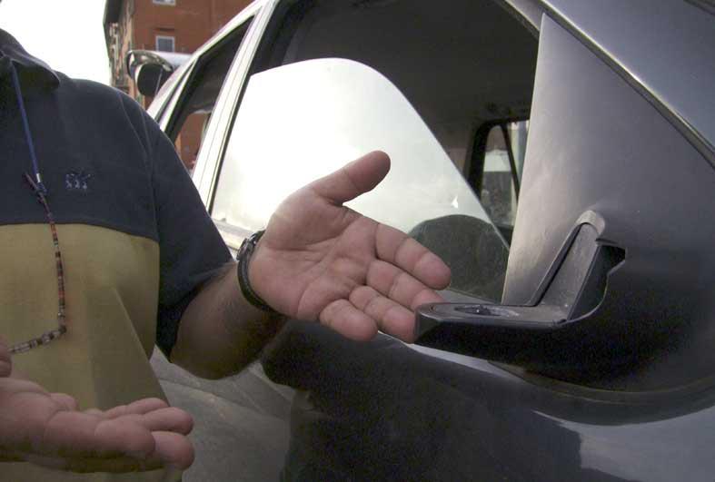 
	Lo specchietto divelto da un'auto (foto d'archivio)

