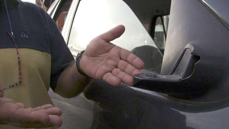 Lo specchietto divelto da un'auto (foto d'archivio)