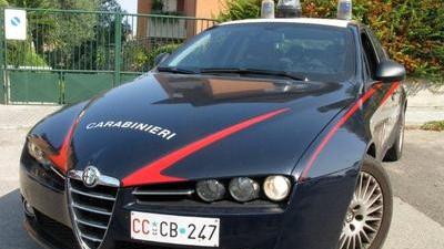 Minaccia i genitori per farsi consegnare denaro: arrestato