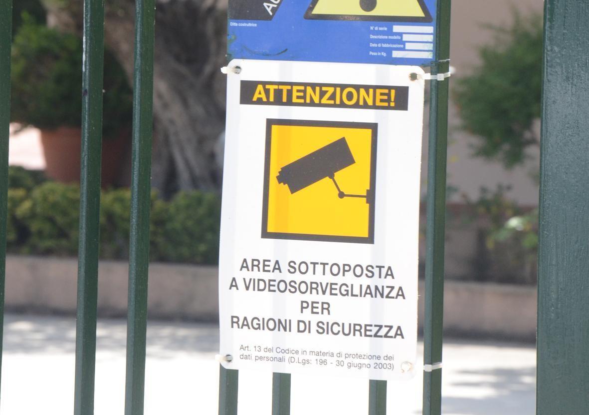 Tentano di rubare un escavatore ma scappano ripresi dalle telecamere