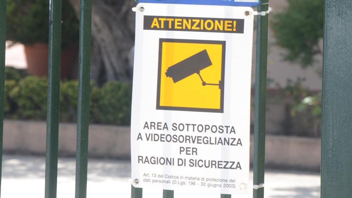 Tentano di rubare un escavatore ma scappano ripresi dalle telecamere