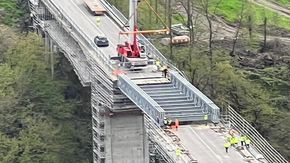 Il ponte temporaneo installato sull'Estense