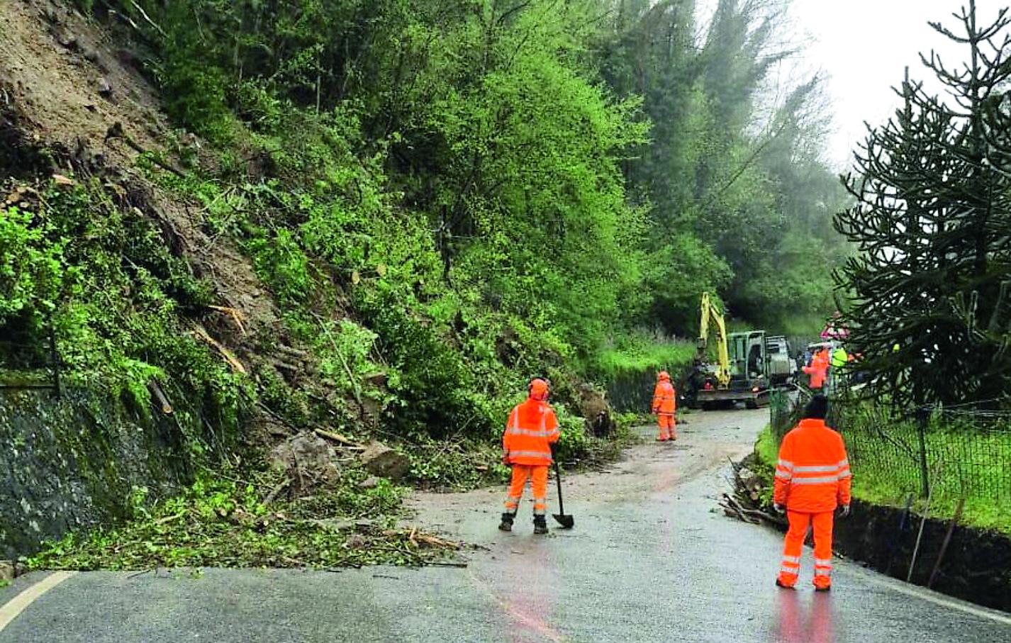 Week-end di Pasqua, la strada per l'Abetone bloccata da una frana: il percorso alternativo