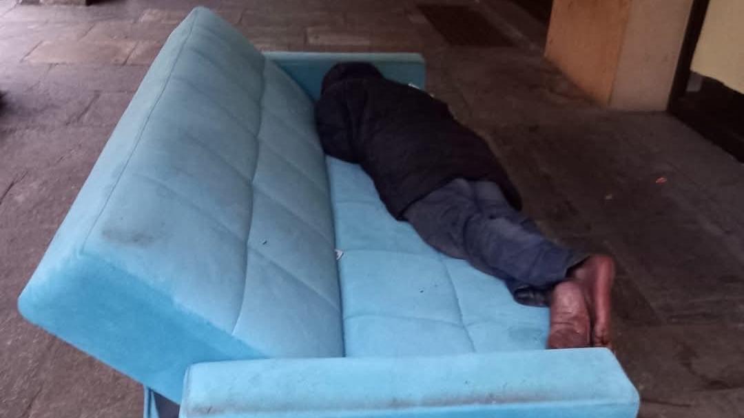 Dorme su un divano sotto i portici di via Emilia San Pietro
