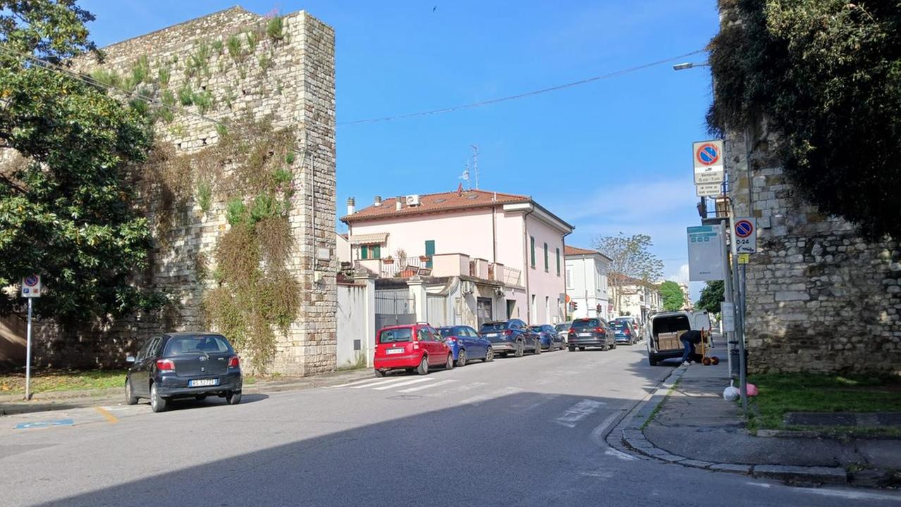 Il tratto di via Gaetano Meucci dove è stato soccorso il cinese ferito