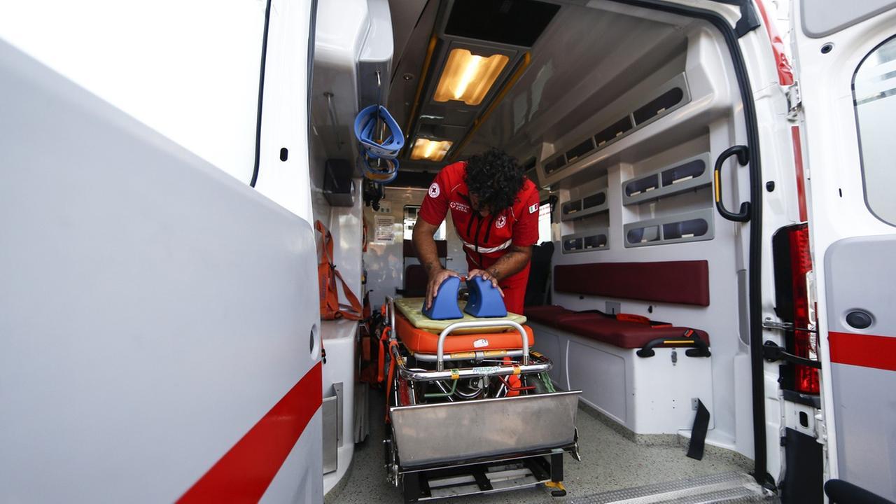 Tragedia all’alba: con la moto fuori strada, un morto e un ferito