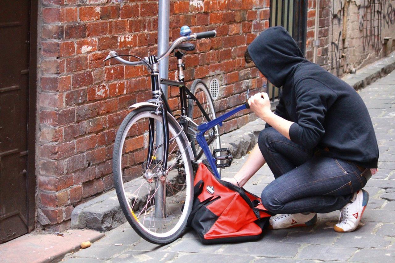 Prato, ladro di biciclette minaccia il proprietario con una siringa: arrestato