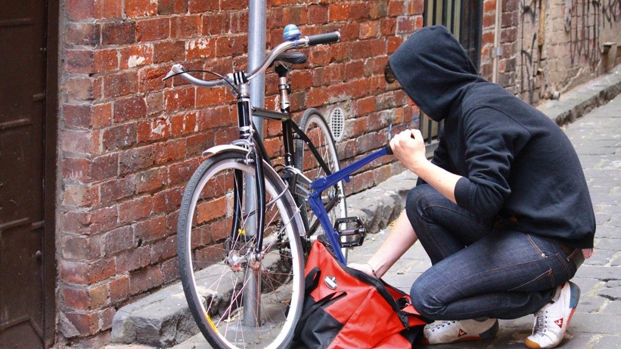 Prato, ladro di biciclette minaccia il proprietario con una siringa: arrestato