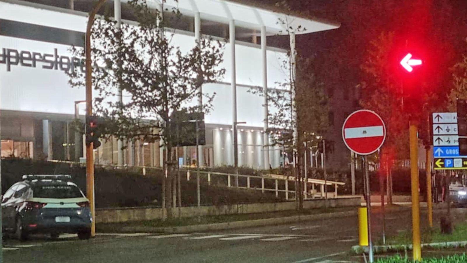 La volante della polizia fuori dall'Esselunga in ausilio ai carabinieri