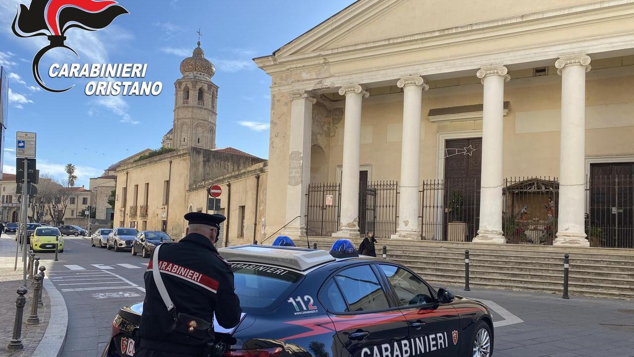 Atti sacrileghi a San Francesco smascherato il ladro vandalo Il 44enne è ricoverato all’ospedale San Martino nel reparto di Psichiatria Prima di entrare in chiesa, altri tre furti tra l’Arst di via Cagliari e via Duomo