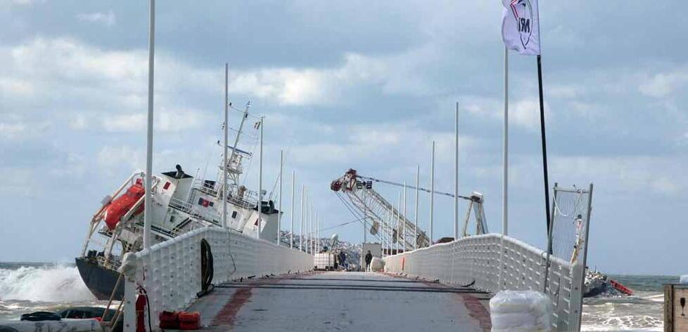 Massa, nave incagliata al pontile: le disdette sono poche ma c'è attesa per le regole sulla balneazione