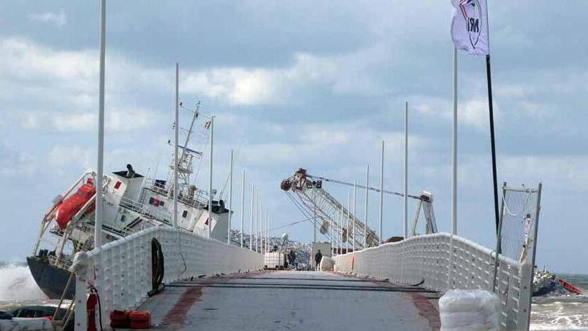 Massa, nave incagliata al pontile: le disdette sono poche ma c'è attesa per le regole sulla balneazione