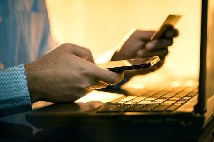 «Lo dico a tua madre»: ricattato dopo un incontro a pagamento, 20enne denuncia una 37enne