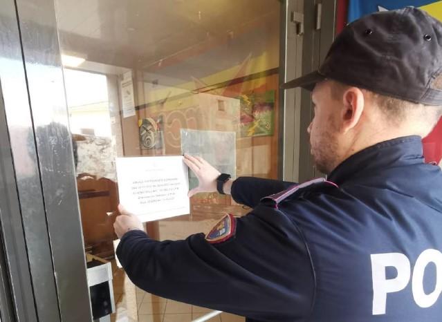 
	L'apposizione del cartello di chiusura all'ingresso della Casa del popolo

