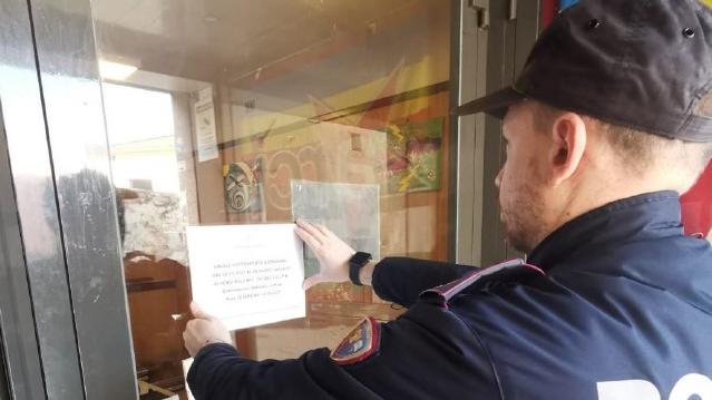 L'apposizione del cartello di chiusura all'ingresso della Casa del popolo