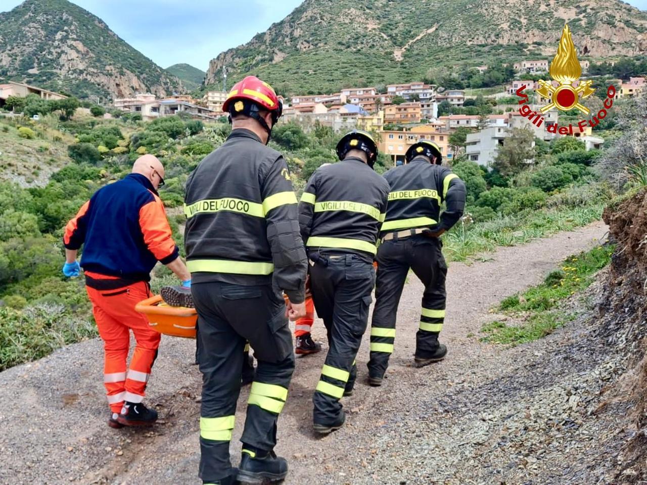 Cade sul sentiero della miniera: intervengono i vigili del fuoco