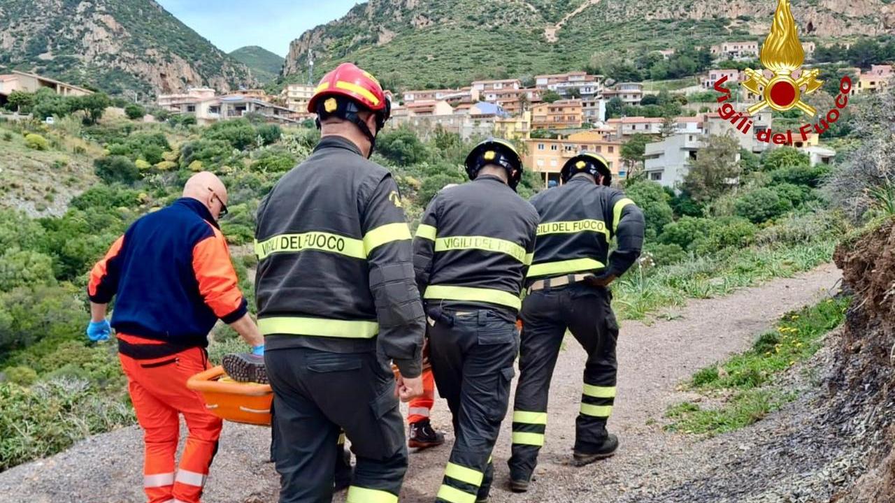 Cade sul sentiero della miniera: intervengono i vigili del fuoco
