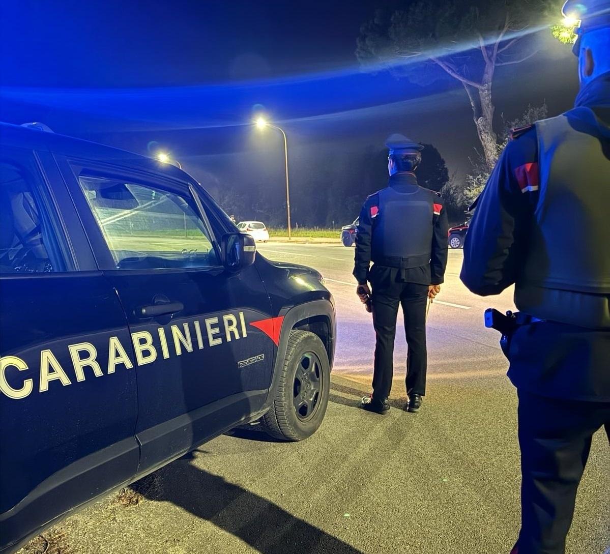 Ubriaco minaccia i carabinieri con una pistola dopo la lite in un bar di Lido Estensi, arrestato