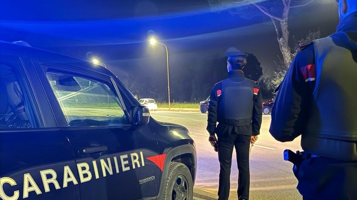 Ubriaco minaccia i carabinieri con una pistola dopo la lite in un bar di Lido Estensi, arrestato
