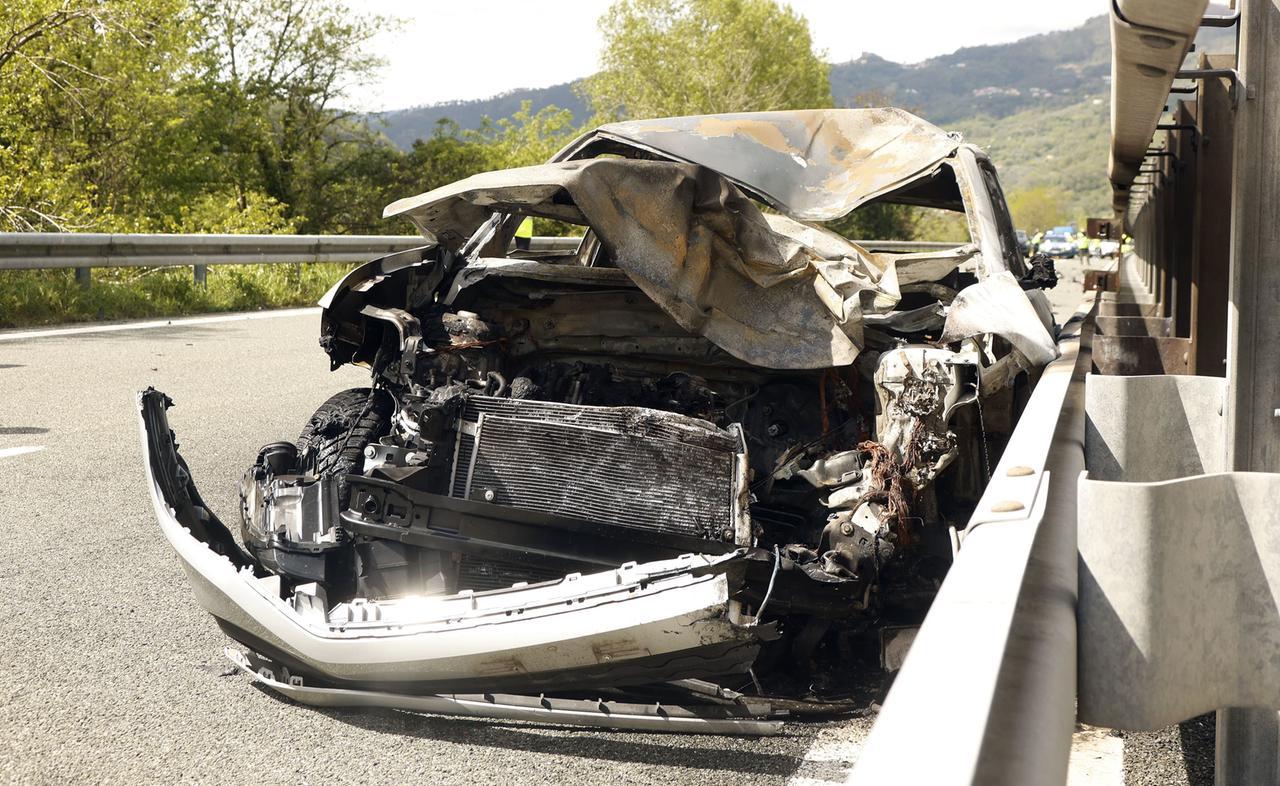 
	Un'auto distrutta nell'incidente sull'A12

