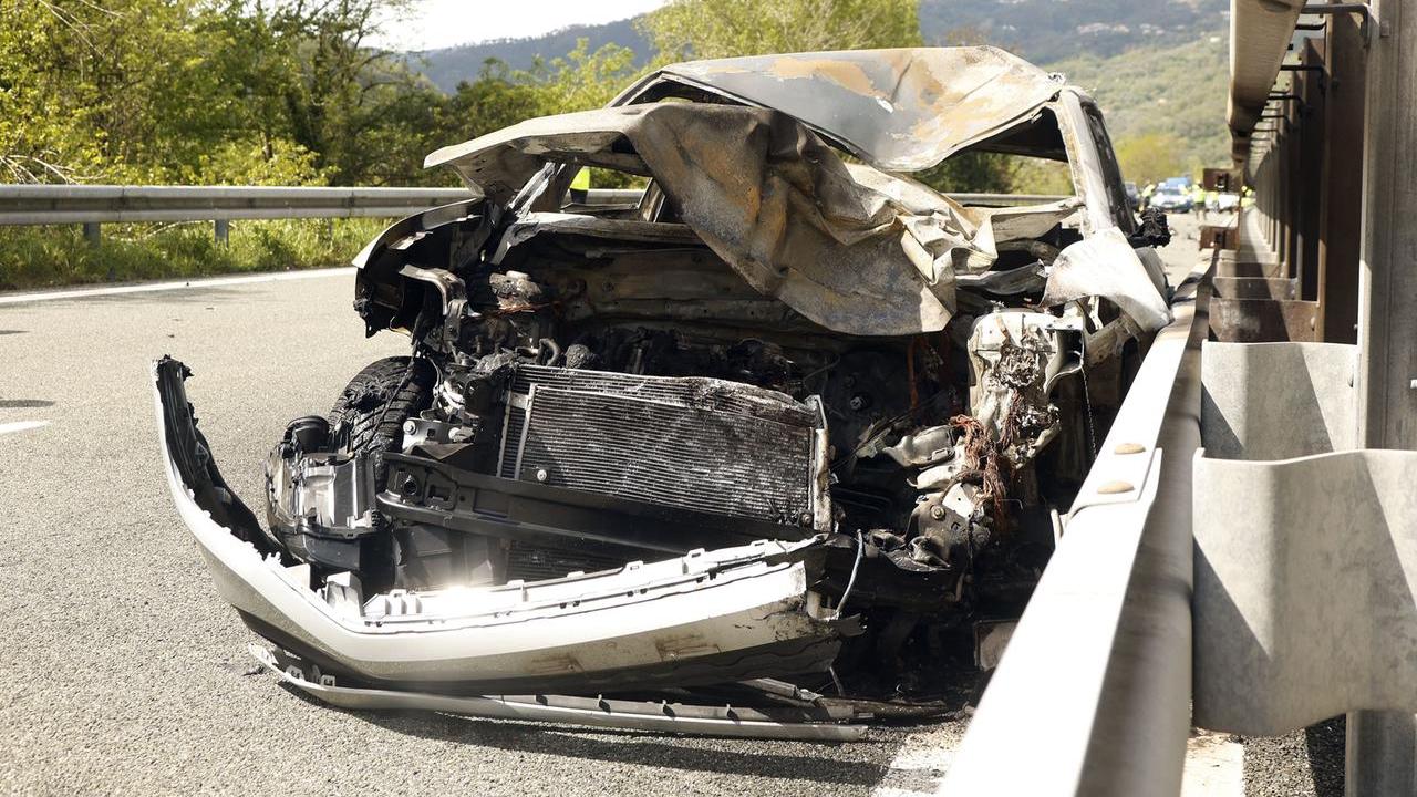 Un'auto distrutta nell'incidente sull'A12