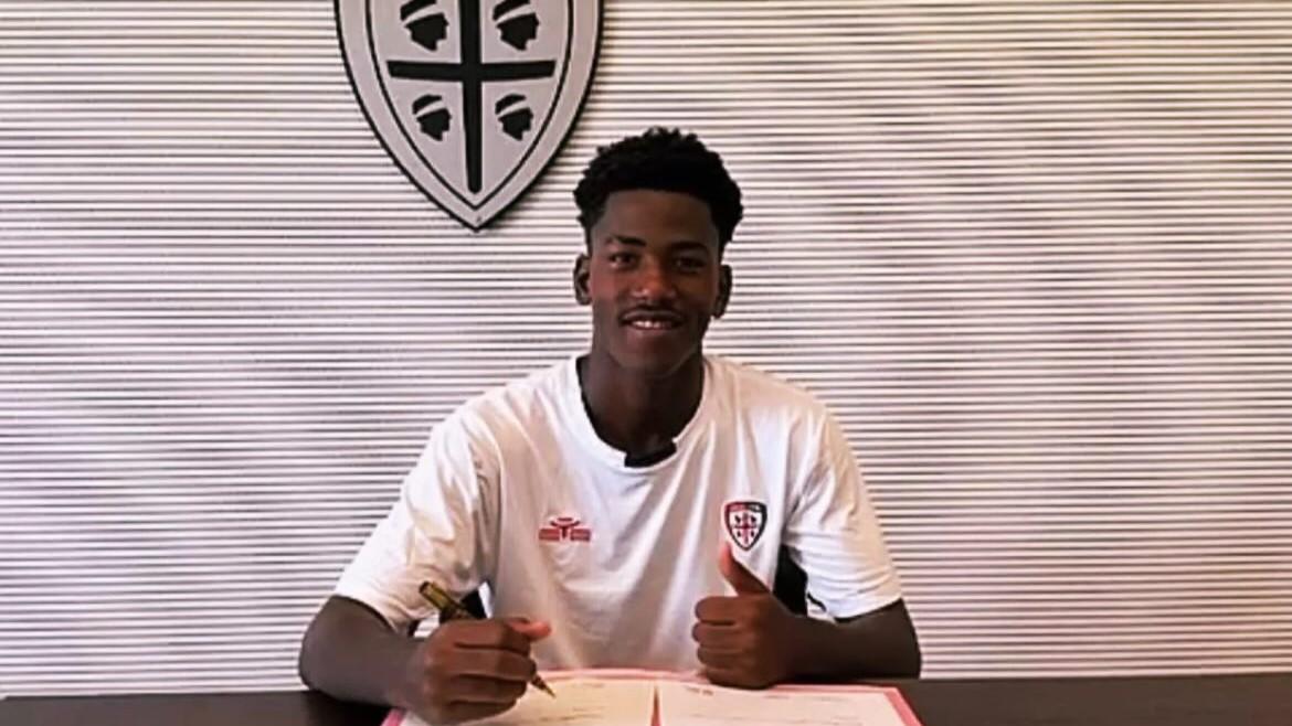 Paura in campo, l’attaccante del Primavera del Cagliari perde i sensi dopo uno scontro