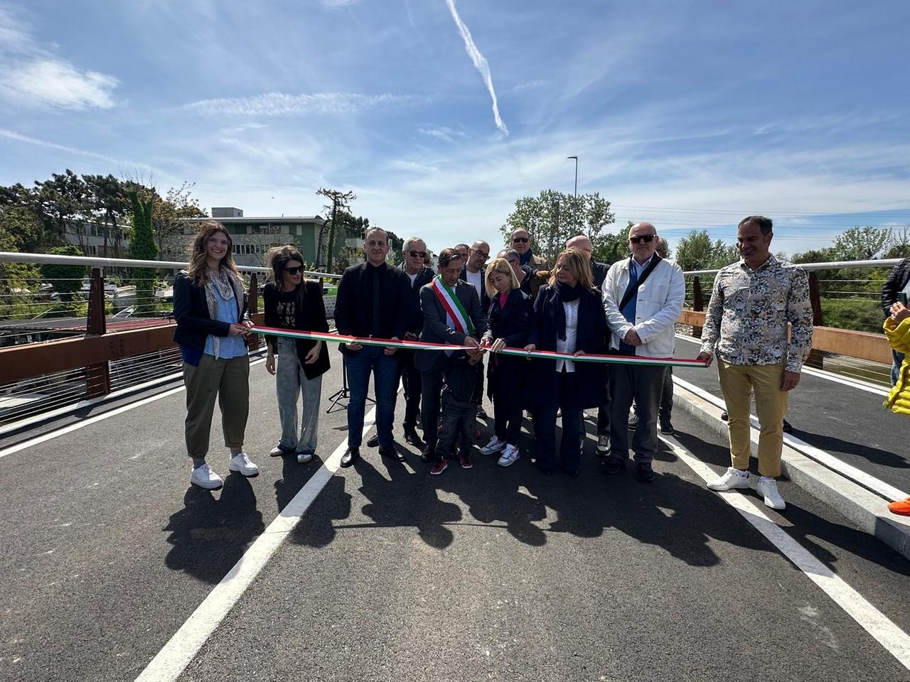 Aperto il nuovo “pontino” tra Lido Estensi e Spina. Doppio senso di marcia e pista ciclabile
