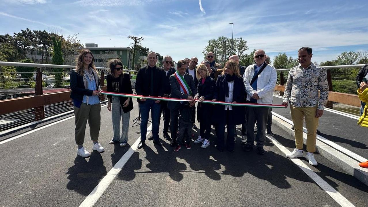 Aperto il nuovo “pontino” tra Lido Estensi e Spina. Doppio senso di marcia e pista ciclabile