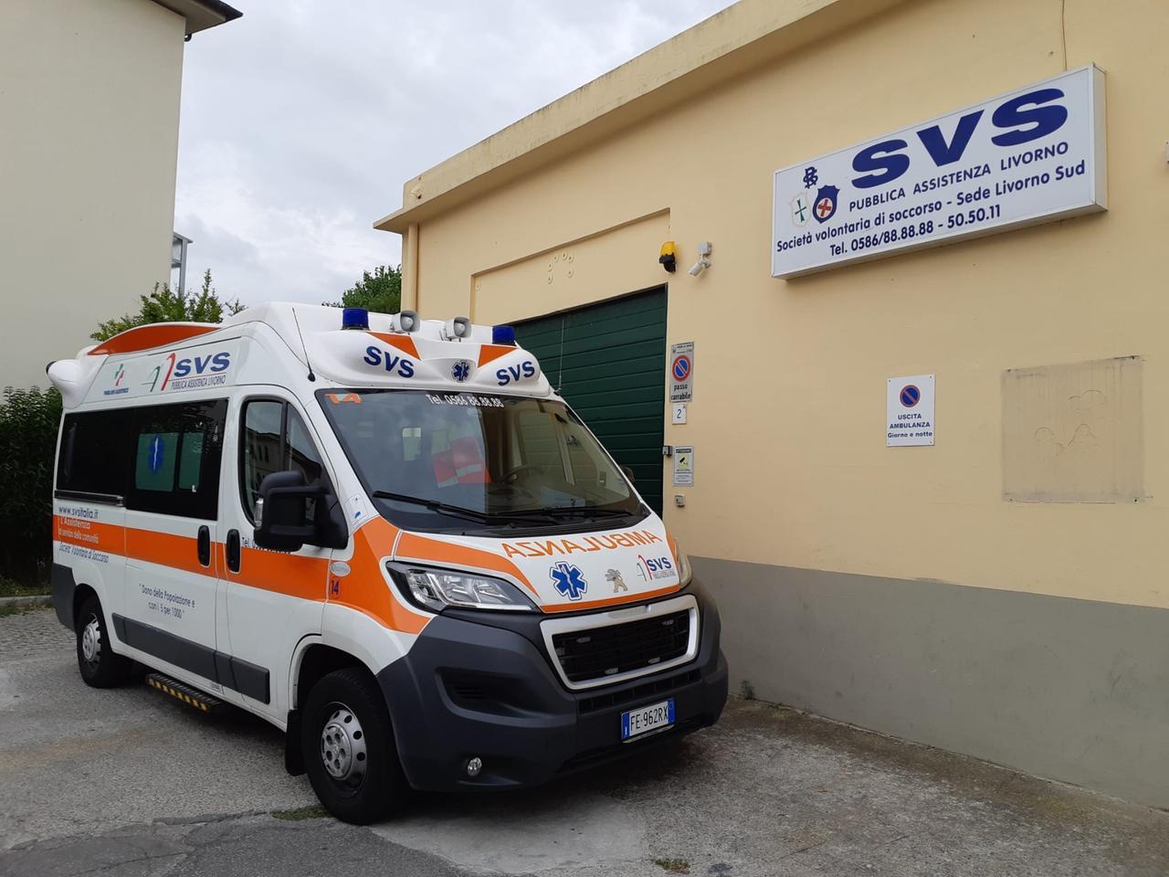 
	Un'ambulanza della Svs davanti alla sede di via Ricci (foto d'archivio)

