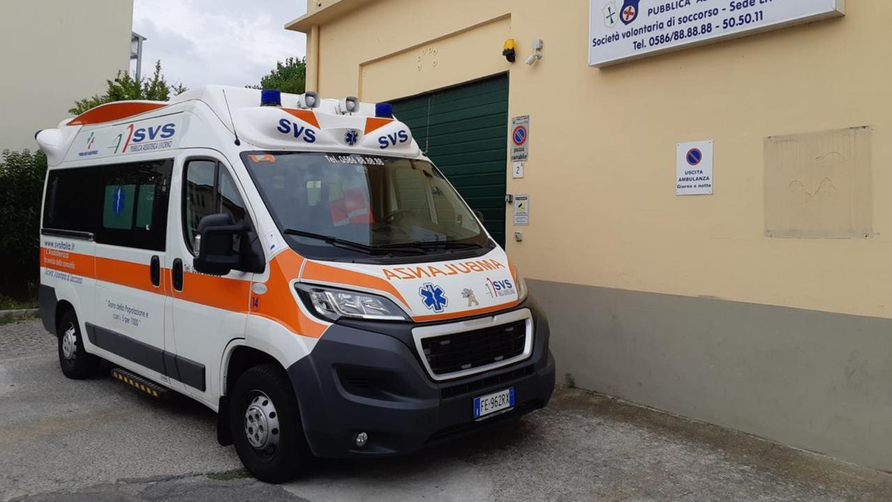 Un'ambulanza della Svs davanti alla sede di via Ricci (foto d'archivio)