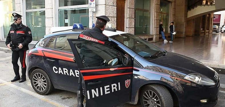 Una pattuglia dei carabinieri in centro (foto d'archivio)