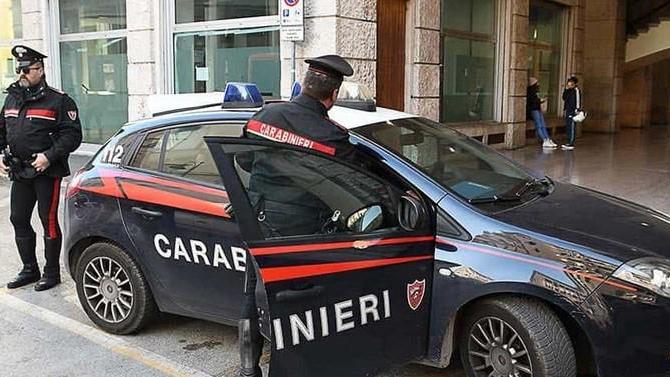 Una pattuglia dei carabinieri in centro (foto d'archivio)