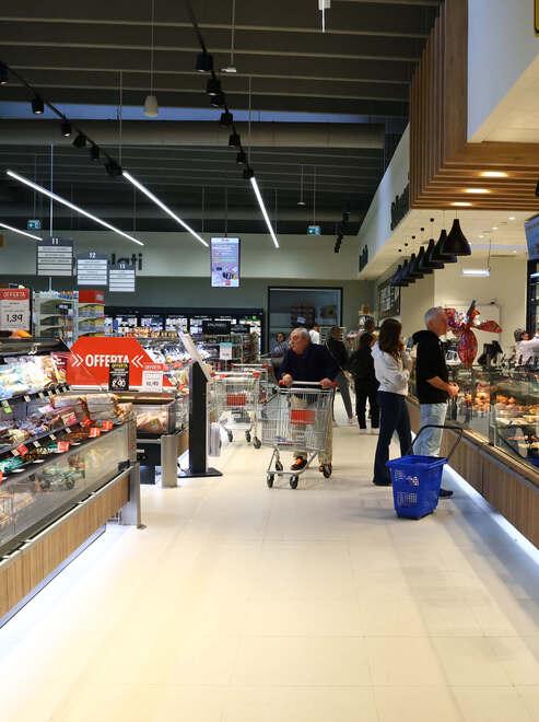 Supermercati sempre aperti. I clienti stanno con i lavoratori: «Chiusure nelle feste»