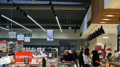 Supermercati sempre aperti. I clienti stanno con i lavoratori: «Chiusure nelle feste»