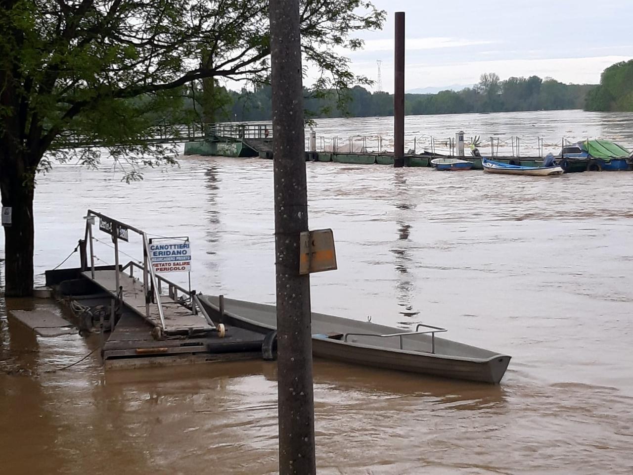 Allerta rossa per la piena del Po: sacchi di sabbia, vigilanza e argini sorvegliati speciali. Il picco previsto in serata