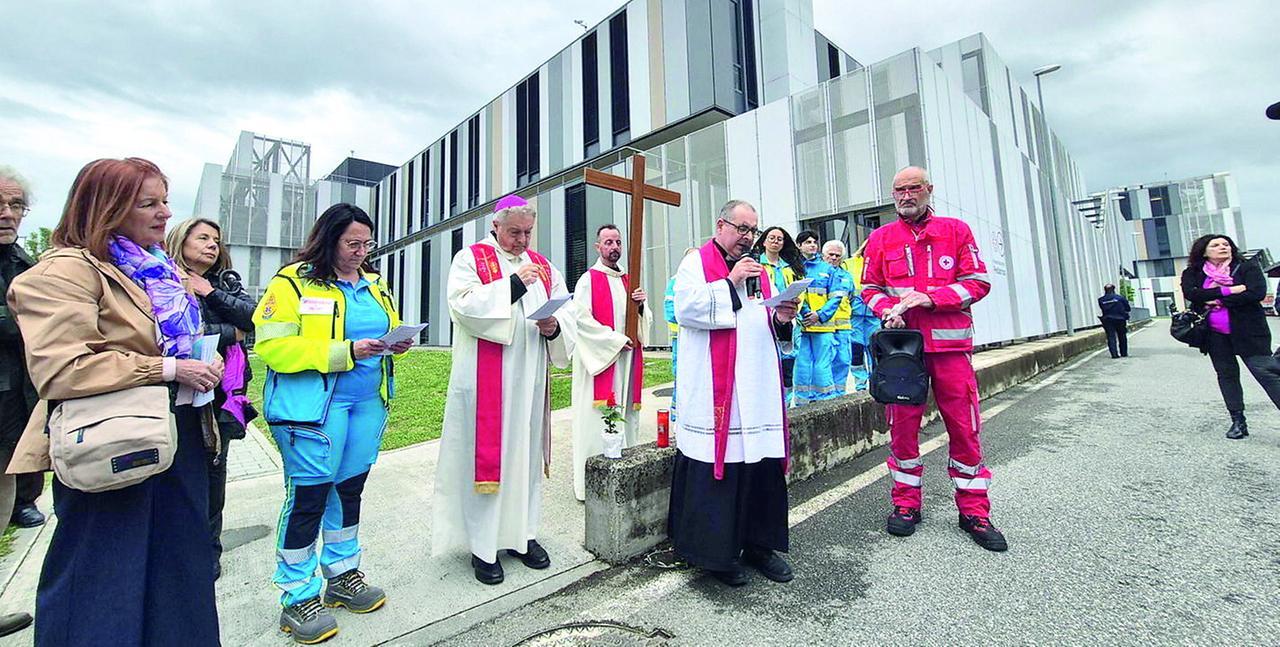 
	Il vescovo Giovanni Nerbini durante la Via Crucis all'ospedale

