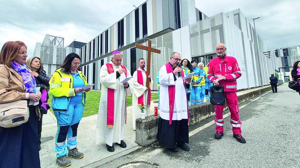 Il vescovo Giovanni Nerbini durante la Via Crucis all'ospedale