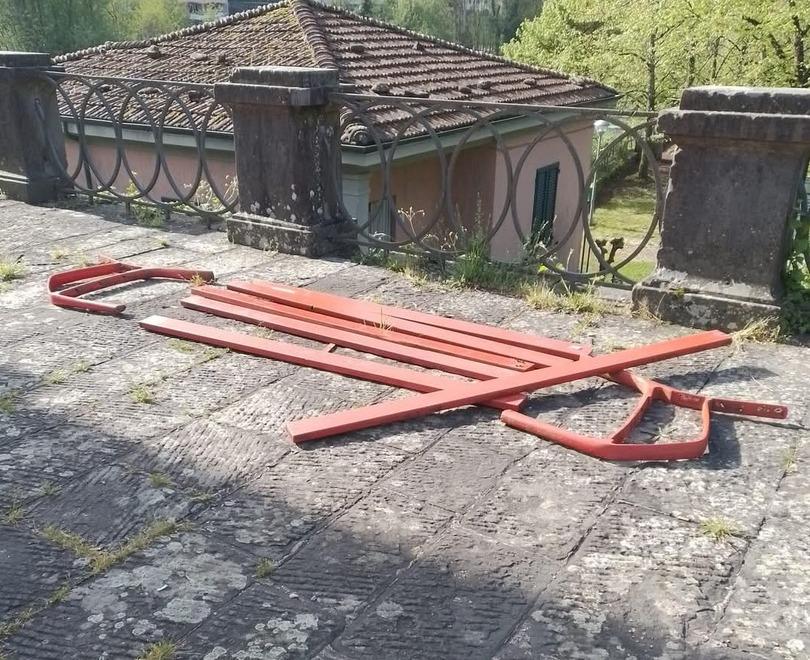 Fornoli, distrutta la panchina rossa simbolo della lotta ai femminicidi