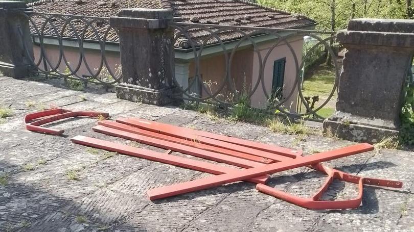 Fornoli, distrutta la panchina rossa simbolo della lotta ai femminicidi