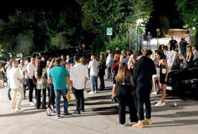 Ferrara, lo sfogo di un padre: «Mia figlia 14enne lasciata fuori dal locale da sola»