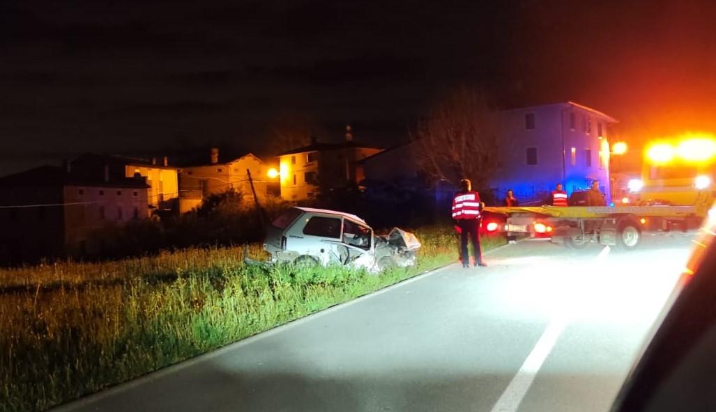
	L'auto che si &egrave; schiantata&nbsp;contro un albero al lato della strada tra Montombraro e Zocca

