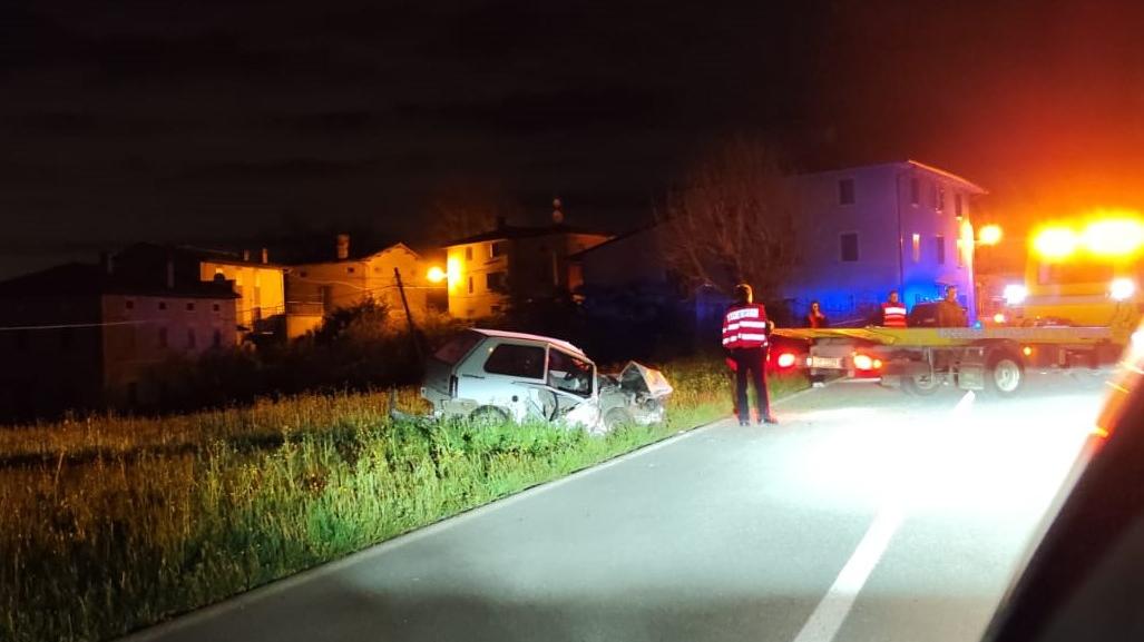 L'auto che si è schiantata contro un albero al lato della strada tra Montombraro e Zocca